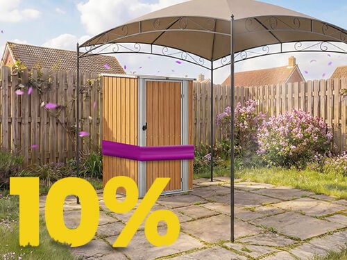 Casota de jardim em madeira sob gazebo em p&aacute;tio soalheiro, rodeada de flores e veda&ccedil;&atilde;o, com banner promo&ccedil;&atilde;o primavera 10%.