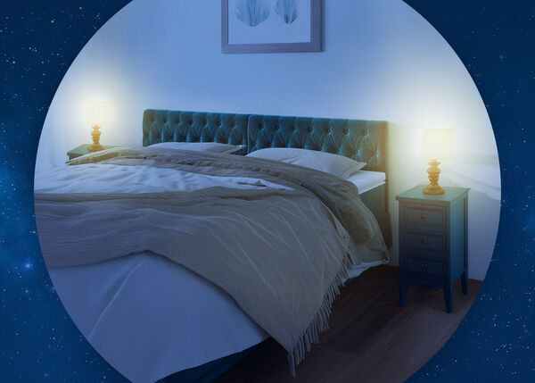 Quarto acolhedor com uma cama bem feita, almofadas aos quadrados, mesas de cabeceira com candeeiros e um fundo de c&eacute;u noturno estrelado. Texto: &laquo;Camas e colch&otilde;es para um sono melhor&raquo; com um bot&atilde;o roxo &laquo;Compre agora&raquo;.