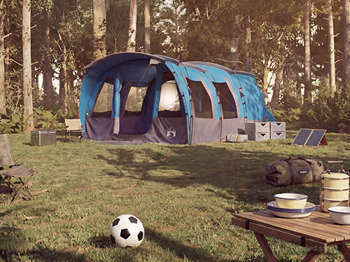 Tenda familiar azul espa&ccedil;osa, montada no exterior com v&aacute;rias sec&ccedil;&otilde;es, concebida para acampamentos confort&aacute;veis ​​em grupo.