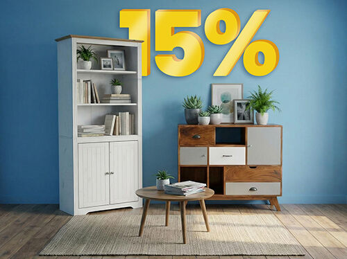 Banner com um desconto de "15%" em grandes n&uacute;meros amarelos 3D sobre uma divis&atilde;o moderna com uma estante alta branca, um aparador de madeira e uma pequena mesa de centro redonda num tapete neutro. Clique para ver os produtos da cole&ccedil;&atilde;o.