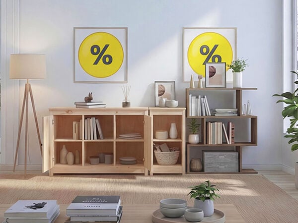 Sala de estar luminosa em estilo escandinavo com aparadores, prateleiras abertas, livros, vasos, plantas e mesa de centro, com luz natural abundante e arte de parede com percentagens de desconto em mobili&aacute;rio e arruma&ccedil;&atilde;o