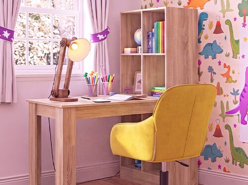 Quarto de estudo infantil luminoso com secret&aacute;ria de madeira, cadeira ergon&oacute;mica amarela, candeeiro de secret&aacute;ria, prateleira de arruma&ccedil;&atilde;o e papel de parede com dinossauros, ideal para criar um espa&ccedil;o de aprendizagem organizado e confort&aacute;vel em casa.