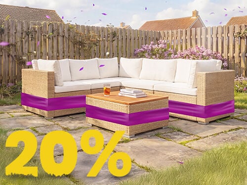 Conjunto de jardim de canto em rattan com almofadas bege e mesa de madeira em p&aacute;tio soalheiro, rodeado de flores e veda&ccedil;&atilde;o em madeira, com banner promo&ccedil;&atilde;o primavera 20%.