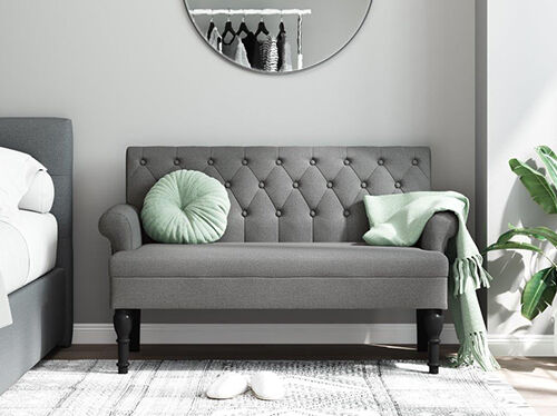 Sof&aacute; de 2 lugares estofado em cinza num quarto elegante. Clique para ver os produtos.