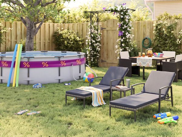 Jardim traseiro soalheiro com piscina acima do solo, esparguetes de piscina, &oacute;culos de nata&ccedil;&atilde;o, bola de praia e chinelos na relva. Duas espregui&ccedil;adeiras pretas em metal com almofadas cinzentas est&atilde;o junto a uma pequena mesa de apoio, enquanto um conjunto de refei&ccedil;&otilde;es para exterior com cadeiras escuras entran&ccedil;adas fica perto de uma p&eacute;rgola florida, uma veda&ccedil;&atilde;o de madeira e plantas de jardim.