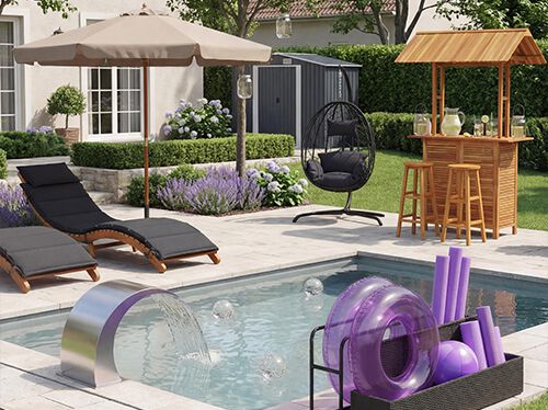 P&aacute;tio moderno no quintal com uma espregui&ccedil;adeira acolchoada sob um guarda-sol bege, uma cadeira suspensa tipo ovo e um bar externo de madeira com bancos; rodeado por vegeta&ccedil;&atilde;o bem cuidada, flores de lavanda e um pequeno abrigo de jardim ao fundo.