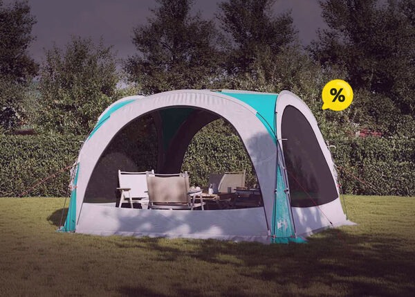 Tenda num ambiente exterior verde com &iacute;cones de desconto amarelos. Clique para ver os produtos em oferta.