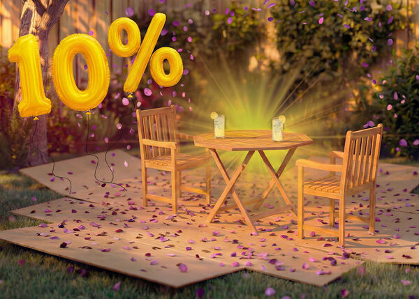 Mesa de jantar de madeira para exterior com duas cadeiras a condizer num ambiente de jardim, decorada com confetes cor-de-rosa e bal&otilde;es dourados com &laquo;10% de desconto&raquo;, destacando uma promo&ccedil;&atilde;o sazonal de mobili&aacute;rio de jantar para exterior.