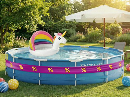 Piscina com piscina beb&eacute; unic&oacute;rnio em cima, envolta em fita promocional roxa e amarela, insufl&aacute;veis, espregui&ccedil;adeiras e guarda-sol no jardim. Clique para ver os produtos da oferta.