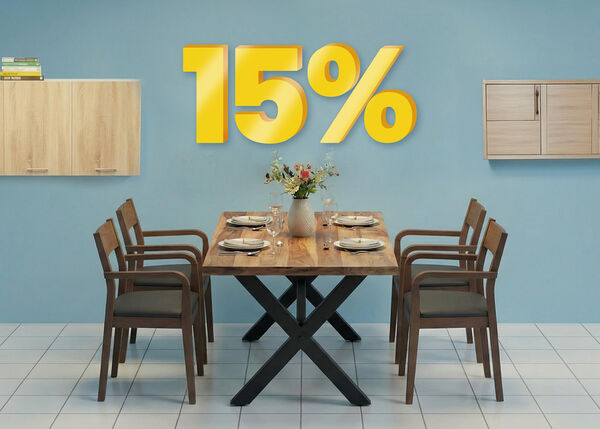 Banner com um desconto de "15%" em grandes n&uacute;meros amarelos 3D sobre uma sala de jantar moderna com uma mesa de madeira, quatre cadeiras e um arm&aacute;rio de parede. Clique para ver os produtos da cole&ccedil;&atilde;o.