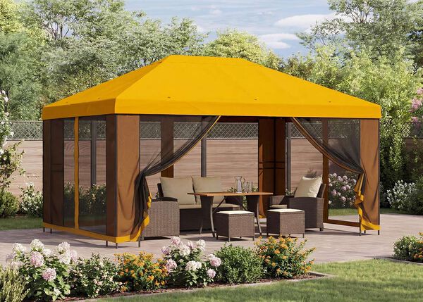 Caramanch&atilde;o de jardim amarelo com cortinas em rede, que abriga um conjunto de exterior com mesa num p&aacute;tio, rodeado por plantas floridas num jardim ensolarado.