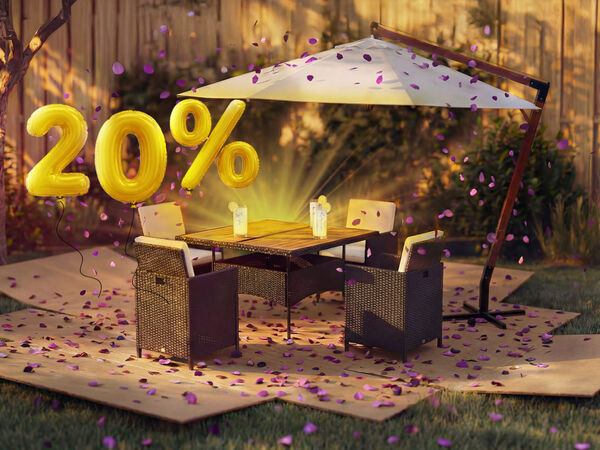 Conjunto de jantar de jardim para exterior com mesa, quatro cadeiras de rattan e um guarda-sol suspenso num quintal ensolarado, decorado com confetes cor-de-rosa e um bal&atilde;o dourado com &laquo;20% de desconto&raquo;, destacando uma promo&ccedil;&atilde;o sazonal de mobili&aacute;rio de jardim.