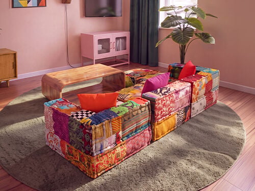 Colagem com tr&ecirc;s estilos de sof&aacute;: uma sala de estar moderna com sof&aacute;s escuros, um sof&aacute; modular patchwork colorido &agrave; volta de uma mesa de centro e um sof&aacute;-cama cinzento totalmente aberto. Clique para ver a cole&ccedil;&atilde;o de sof&aacute;s.