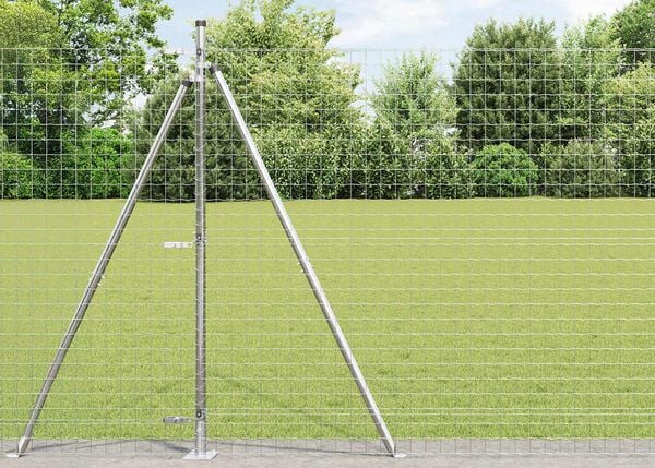 Cerca de jardim em malha met&aacute;lica com postes.