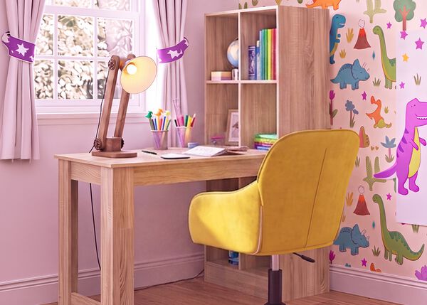 Quarto de estudo infantil luminoso com secret&aacute;ria de madeira, cadeira ergon&oacute;mica amarela, candeeiro de secret&aacute;ria, prateleira de arruma&ccedil;&atilde;o e papel de parede com dinossauros, ideal para criar um espa&ccedil;o de aprendizagem organizado e confort&aacute;vel em casa.