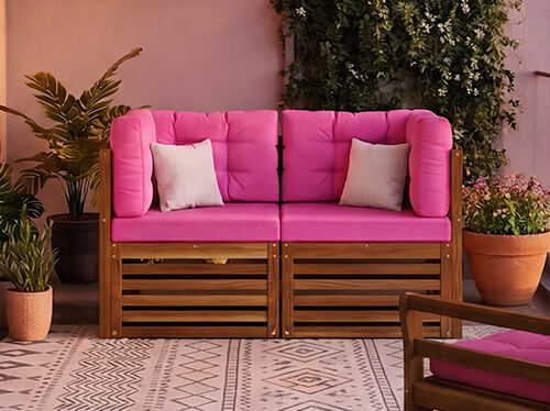 Novo conjunto de sof&aacute; modular para varanda com almofadas rosa vibrantes e estrutura em madeira maci&ccedil;a, decorado numa varanda urbana com plantas e guarda-corpo em vidro, badge NEW vis&iacute;vel
