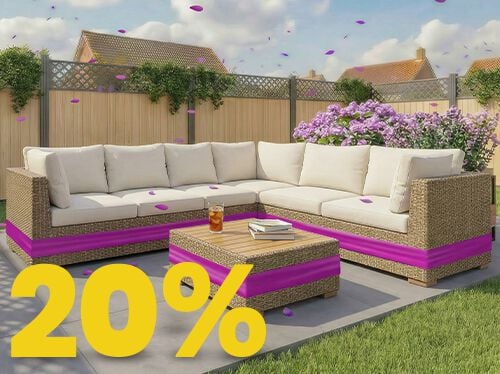 Conjunto de jardim de canto em rattan com almofadas bege e mesa de madeira em p&aacute;tio soalheiro, rodeado de flores e veda&ccedil;&atilde;o em madeira, com banner promo&ccedil;&atilde;o primavera 20%.