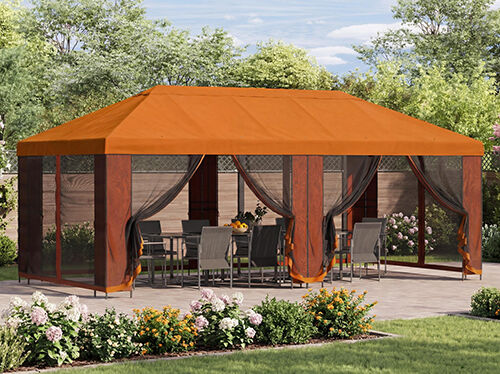Grande caramanch&atilde;o de jardim laranja com cortinas em rede, que cobre uma mesa de jantar e cadeiras num p&aacute;tio, rodeado por flores e vegeta&ccedil;&atilde;o em plena luz do dia.