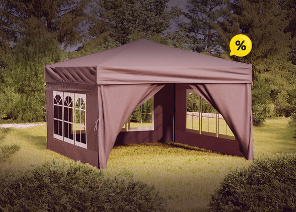 Tenda na natureza com mesa e cadeiras no interior e &iacute;cones amarelos de desconto. Clique para ver os produtos em oferta.