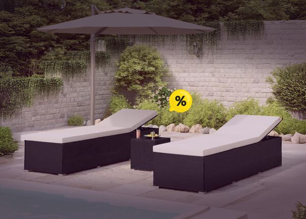 Duas espregui&ccedil;adeiras de vime perto de uma piscina no jardim, um guarda-sol, uma mesa de vime e &iacute;cones amarelos de desconto. Clique para ver os produtos em oferta.