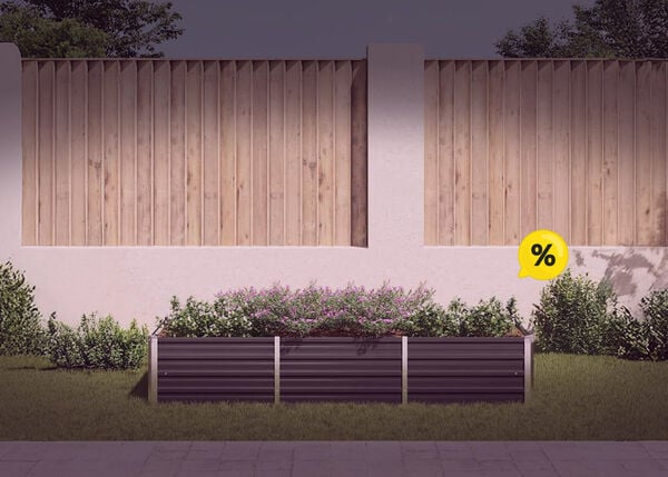 Canteiros elevados de a&ccedil;o para exterior, com flores a crescer e &iacute;cones de desconto amarelos. Clique para ver os produtos em oferta.