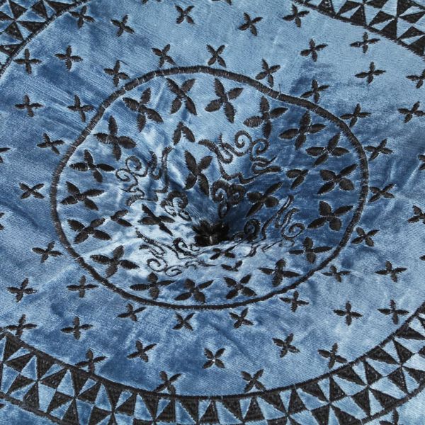 vidaXL Pufe redondo com bordado 60x25 cm veludo azul