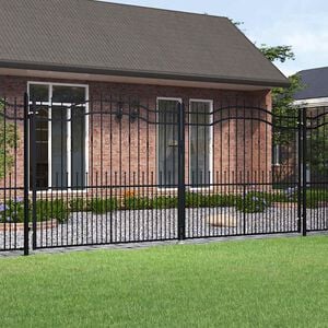vidaXL Port&atilde;o de cerca com topo em forma de lan&ccedil;a, preto, 406 x 175 cm, a&ccedil;o com revestimento em p&oacute;