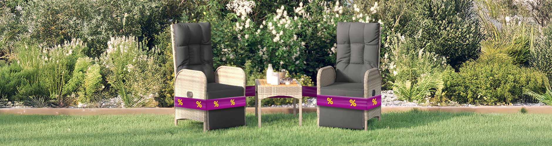 Cadeirões e mesa de vime no relvado do jardim com faixas promocionais roxas e ícones de desconto amarelos.