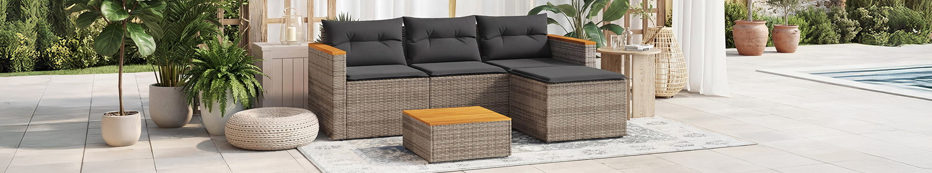 Conjunto de sofás de vime de 3 peças com almofadas e mesa de centro para uso externo. Clique para comprar a coleção.
