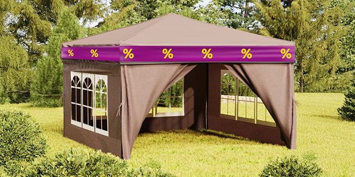 Tenda num ambiente exterior verde, envolta numa faixa promocional roxa com ícones de desconto amarelos. Clique para ver os produtos em oferta.
