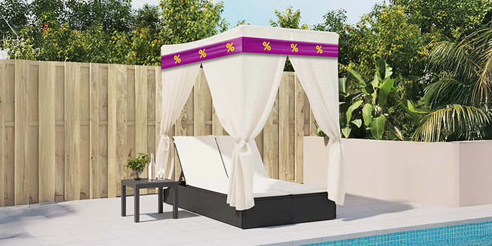 Espreguiçadeira dupla de vime com almofadões e toldo à beira da piscina, envolta numa faixa roxa promocional com ícones de desconto amarelos. Clique para ver os produtos em oferta.