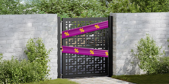 Cerca de jardim em tijolos com um portão de ferro preto envolto numa faixa promocional roxa com ícones de desconto amarelos. Clique para ver os produtos em oferta.