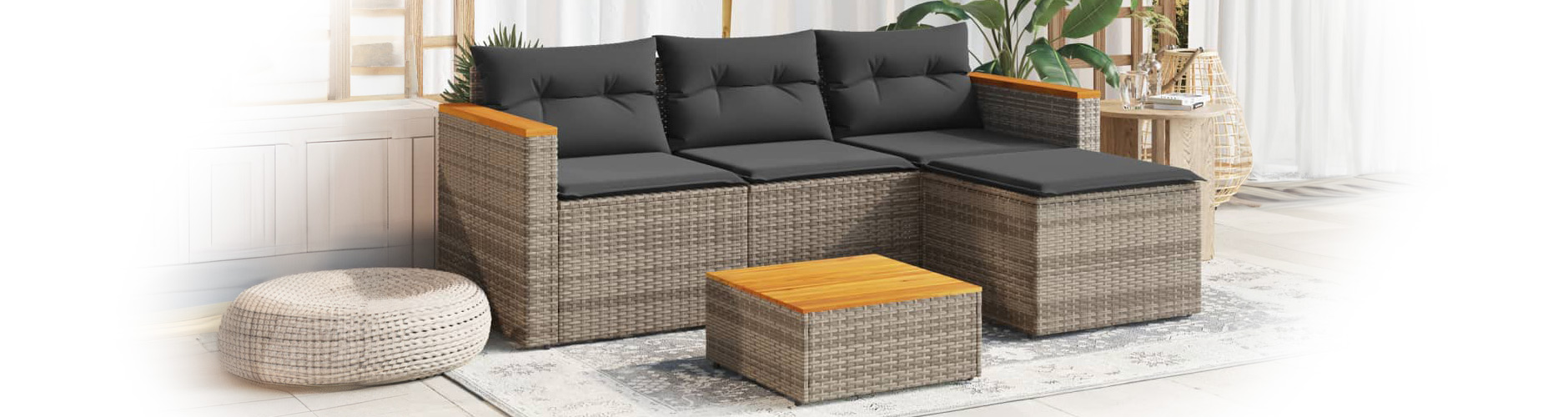 Conjunto de sofás de vime de 3 peças com almofadas e mesa de centro para uso externo. Clique para comprar a coleção.
