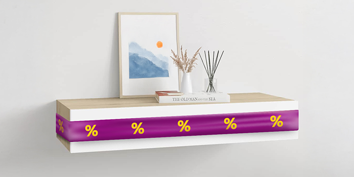 Prateleira flutuante branca com fita roxa e ícones de desconto, com decorações, numa sala com estilo. Clique para comprar os produtos da oferta.