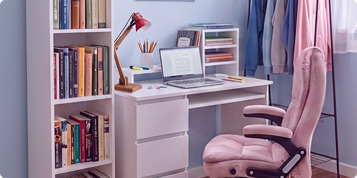 Espaço de estudo moderno para estudantes com secretária branca, cadeira de escritório ergonómica, portátil, estante, móvel de arrumação e cabideiro num quarto luminoso e organizado, pensado para estudar com conforto e para o dia a dia de estudante.
