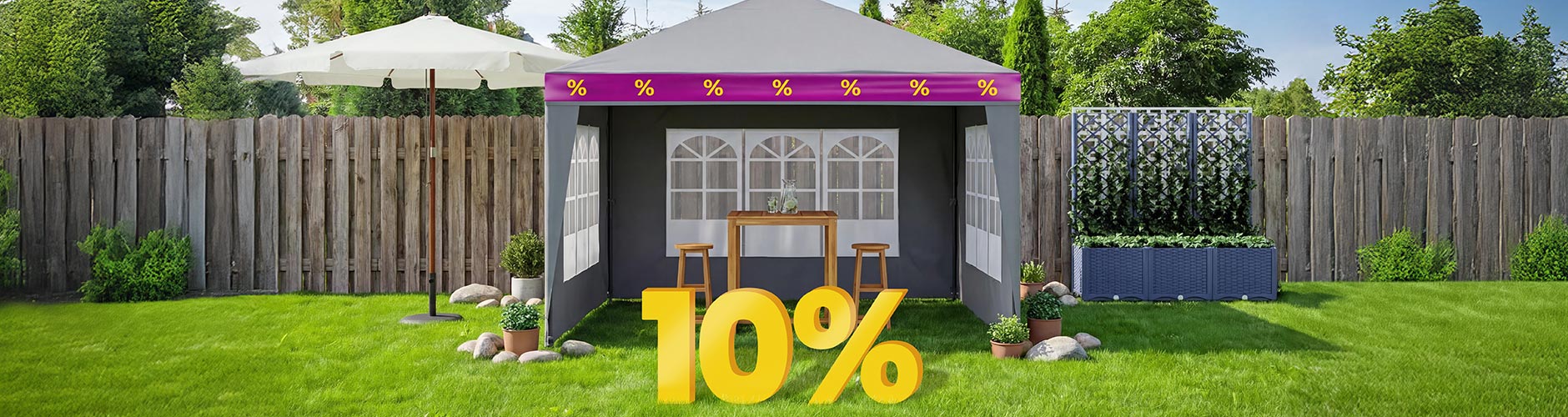 Tenda de festa envolta em fita roxa e amarela, com mesa de madeira e 2 bancos dentro, guarda-sol, treliça com floreira e plantas em vasos no jardim contra cerca de madeira, com grande desconto de 10% à frente. Clique para ver os produtos da oferta.