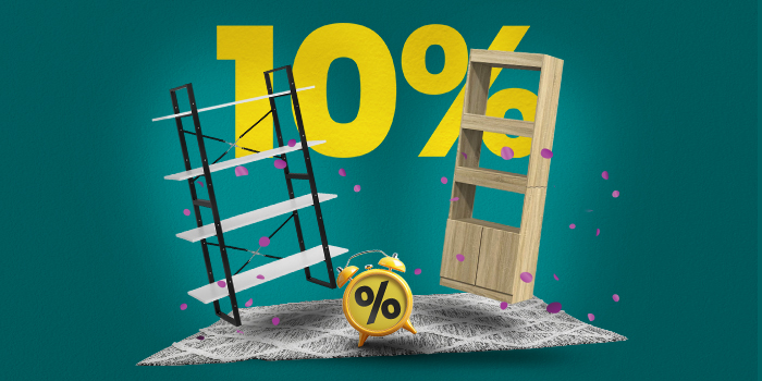 Banner com duas estantes, tapete e despertador com texto amarelo grande “10%”'.