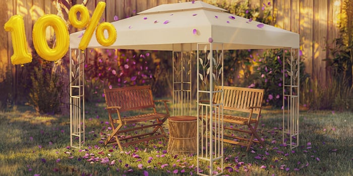  Pérgola de jardim com dois bancos de madeira e uma pequena mesa por baixo, rodeada de confetes cor-de-rosa e balões dourados com «10% de desconto», destacando uma oferta sazonal em pérgolas e coberturas de jardim.
