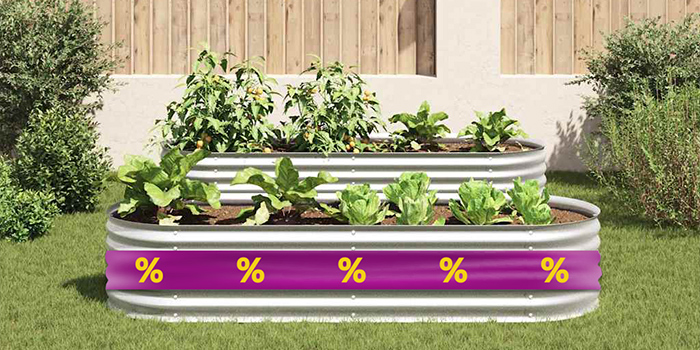 Canteiros elevados de aço com vegetais num jardim, com uma faixa promocional roxa e ícones de desconto amarelos. Clique para ver os produtos em oferta.