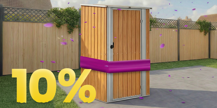 Casota de jardim em madeira sob gazebo em pátio soalheiro, rodeada de flores e vedação, com banner promoção primavera 10%.