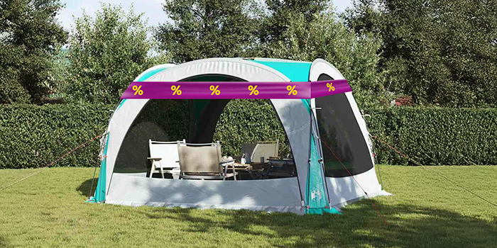 Tenda na natureza com mesa e cadeiras no interior, envolta numa faixa promocional roxa com ícones de desconto amarelos. Clique para ver os produtos em oferta.